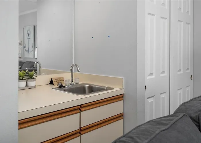Holiday home Direct Bay Front With 2 Bedrooms, Outdoor Pool, And 2 Parking Spaces!