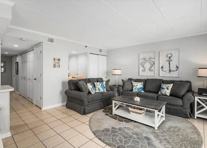 Direct Bay Front With 2 Bedrooms, Outdoor Pool, And 2 Parking Spaces! Holiday home