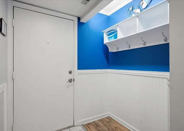 Direct Bay Front With 2 Bedrooms, Outdoor Pool, And 2 Parking Spaces! Ocean City