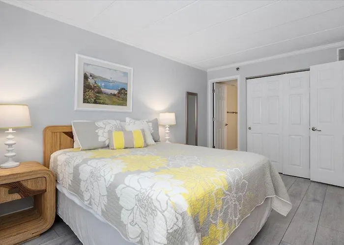 Direct Bay Front With 2 Bedrooms, Outdoor Pool, And 2 Parking Spaces! *