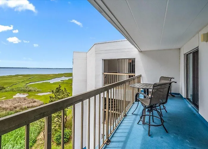 Direct Bay Front With 2 Bedrooms, Outdoor Pool, And 2 Parking Spaces! Holiday home