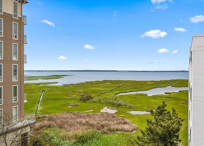 Direct Bay Front With 2 Bedrooms, Outdoor Pool, And 2 Parking Spaces! Holiday home Ocean City
