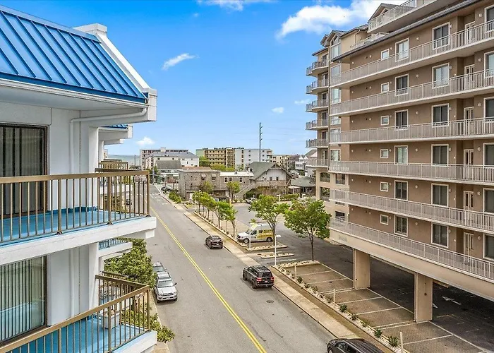 Holiday home Direct Bay Front With 2 Bedrooms, Outdoor Pool, And 2 Parking Spaces!