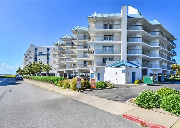 Holiday home Direct Bay Front With 2 Bedrooms, Outdoor Pool, And 2 Parking Spaces!